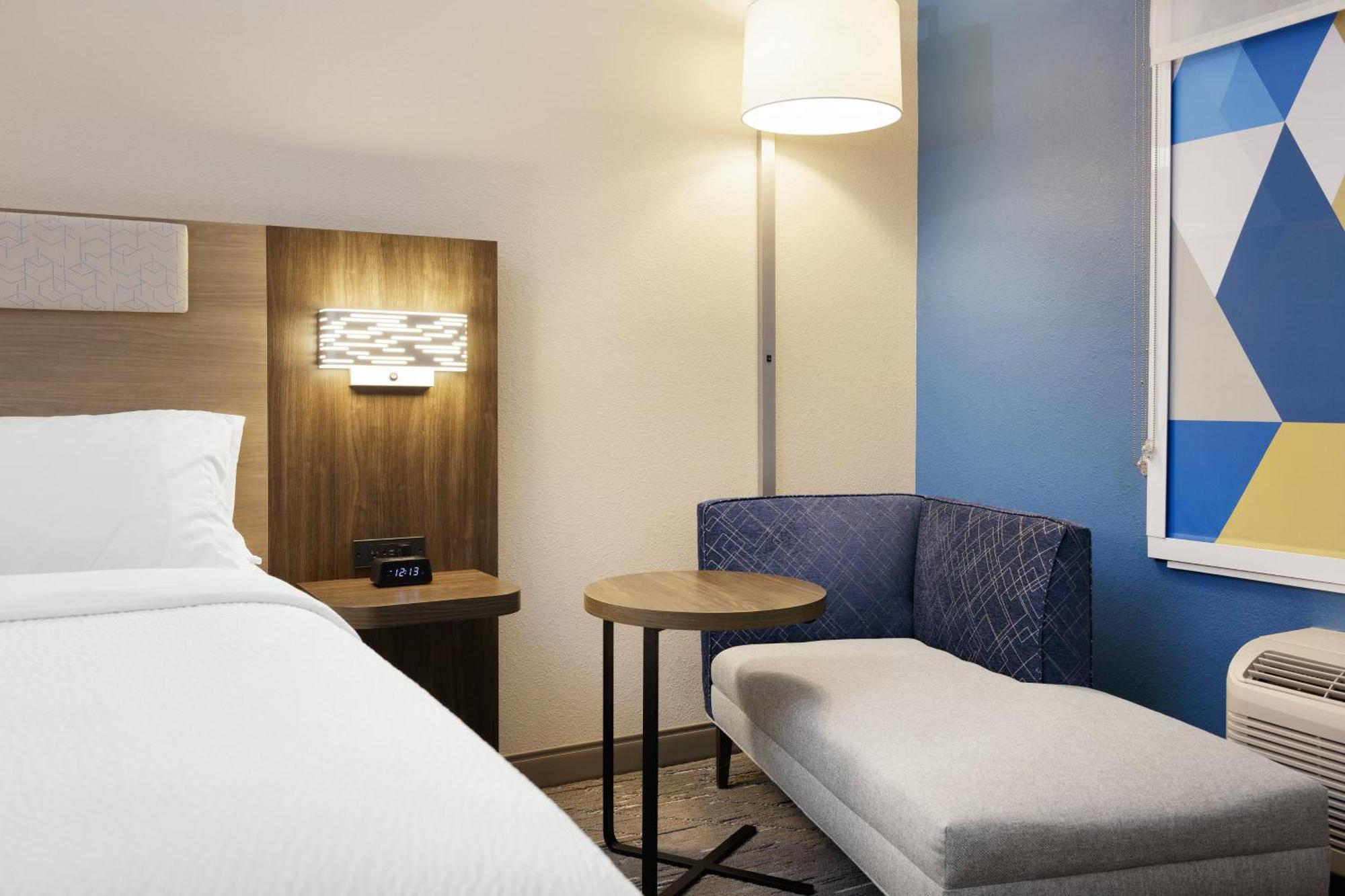 Holiday Inn Express Hotel & Suites Terre Haute By Ihg Екстериор снимка