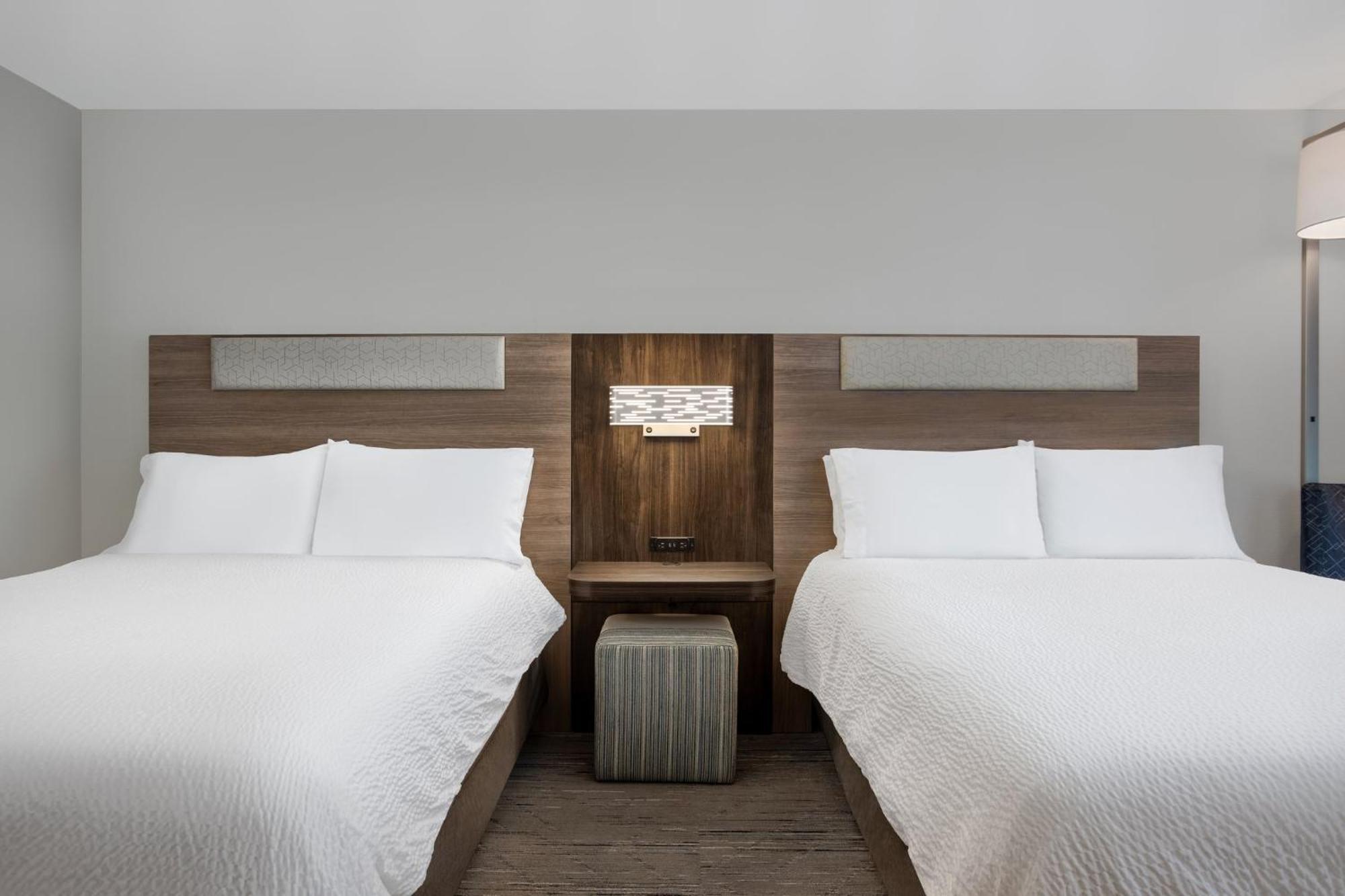 Holiday Inn Express Hotel & Suites Terre Haute By Ihg Екстериор снимка