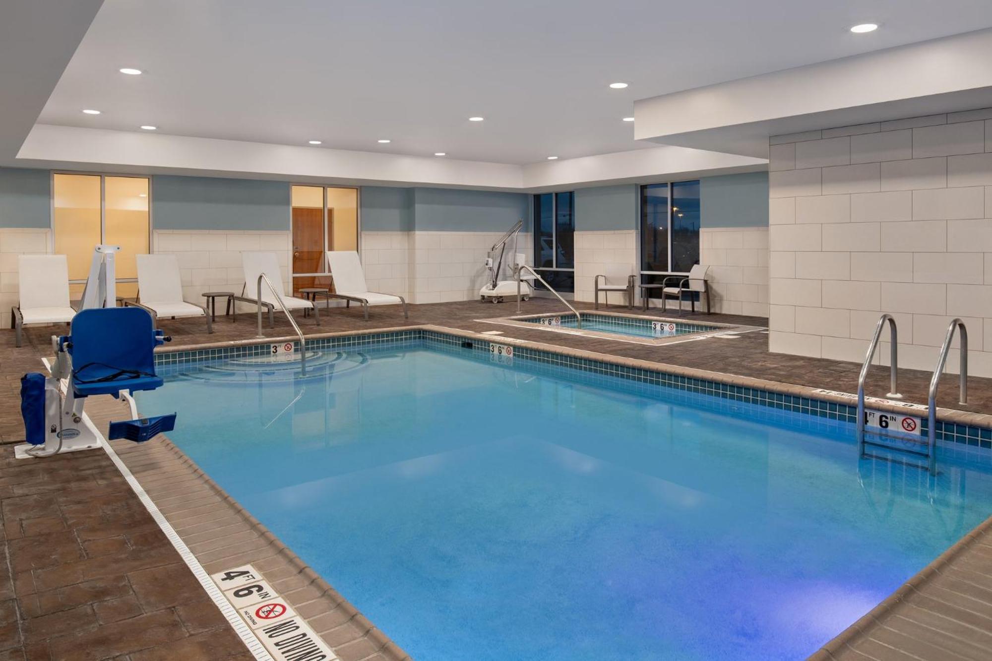 Holiday Inn Express Hotel & Suites Terre Haute By Ihg Екстериор снимка