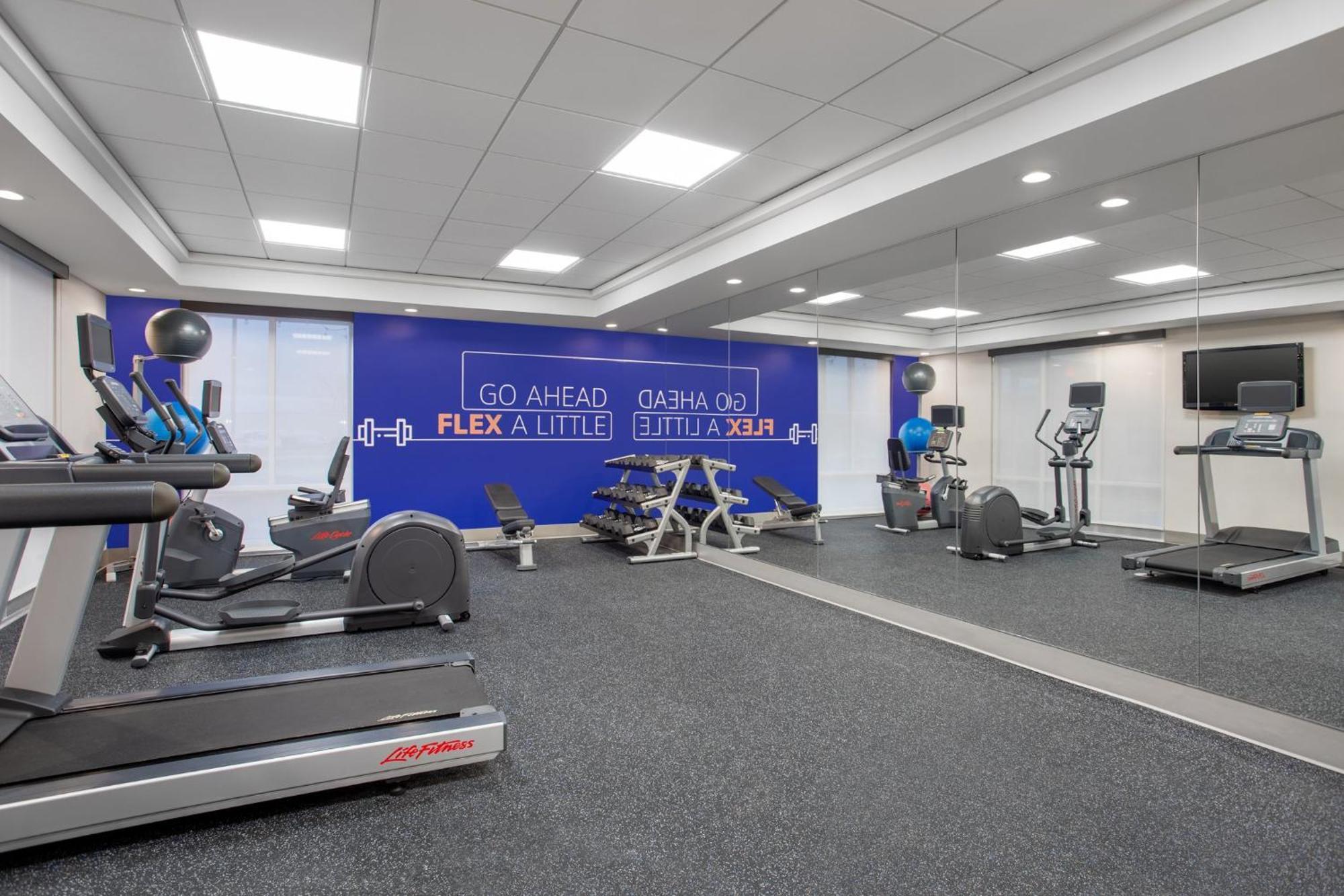 Holiday Inn Express Hotel & Suites Terre Haute By Ihg Екстериор снимка