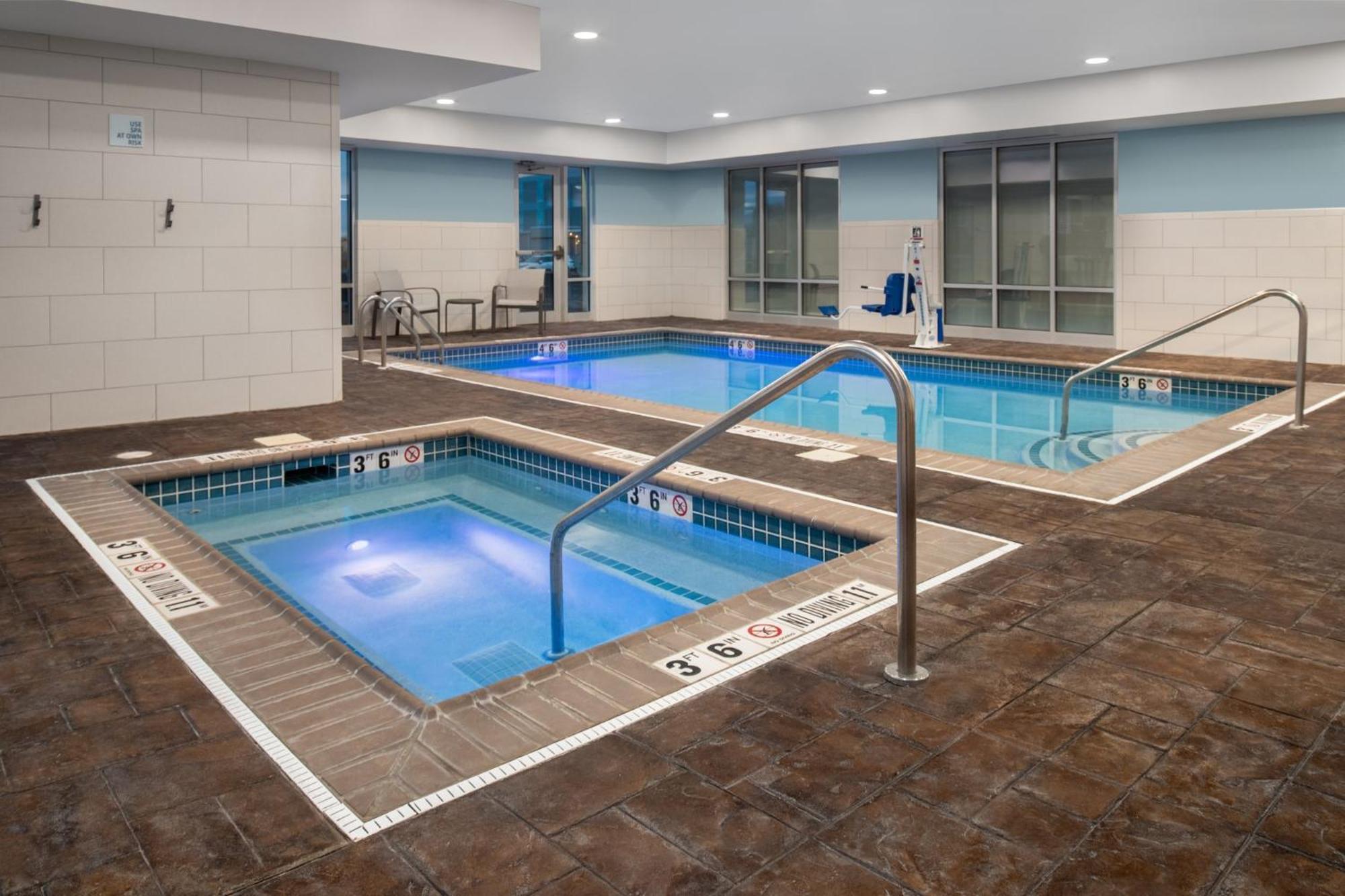 Holiday Inn Express Hotel & Suites Terre Haute By Ihg Екстериор снимка